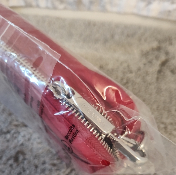 NWT LululemonEverywhere Crossbody Bag 2L Monogram Metallic (Silver) Berry Rumble - Picture 7 of 9